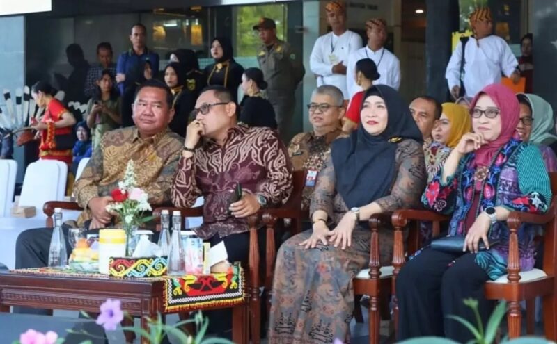 menyaksikan langsung kemeriahan kirab yang diikuti lebih dari 400 peserta dari lima negara. (Foto/Hms)
