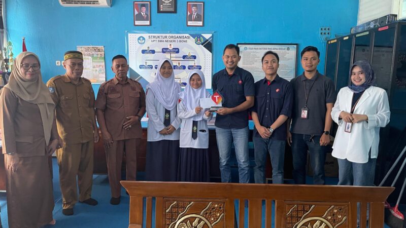 Manager Mobile Branch Bone, Andi Adi S Temmattumpa, kepada siswa SMAN 3 Bone juara MPLS Video Competition 2025. (ist)