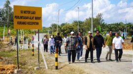 Komisi III DPRD Kaltim turun langsung ke lapangan untuk meninjau izin crossing jalan dan rencana tukar menukar jalan provinsi. (Foto/Hms)