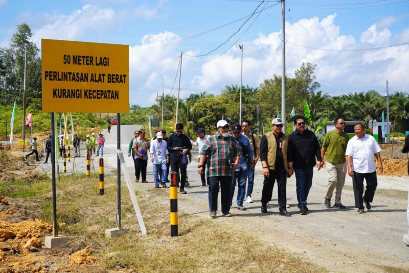Komisi III DPRD Kaltim turun langsung ke lapangan untuk meninjau izin crossing jalan dan rencana tukar menukar jalan provinsi. (Foto/Hms)