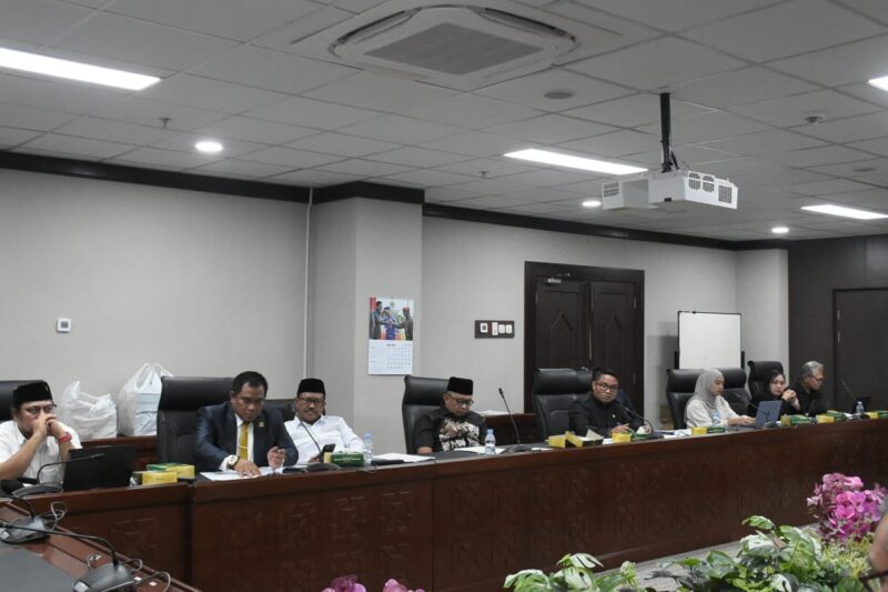 Pansus PPPLH DPRD Kaltim gelar rapat dengar pendapat beraama OPD terkait. (Foto/Hms)