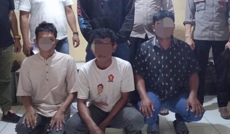 Para pelaku penganiayaan seorang petani di Desa Leppangeng, Kecamatan Ajangale, Kabupaten Bone, Selasa (19/8). (ist)