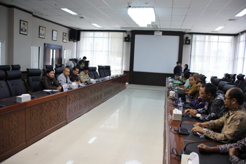 
Komisi III DPRD Kaltim memanggil Inspektur Tambang, Dinas ESDM Kaltim, dan PT Singlurus Pratama dalam rapat dengar pendapat, Selasa (5/8/2025). (Foto/Hms)