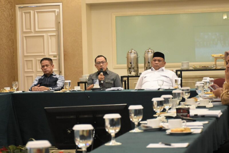 Pansus Ranperda Penyelenggaraan Pendidikan menggelar rapat kerja perdananya di Balikpapan. (Foto/Hms)