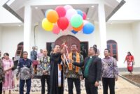 Wakil Ketua DPRD Kaltim Ekti Imanuel bersama Ketua GKII Daerah Mahakam Kutai Barat Pdt Elia Agung menahbiskan sekaligus meresmikan gedung gereja baru yang kokoh berdiri. (Foto/Hms)