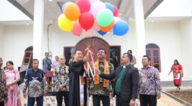 Wakil Ketua DPRD Kaltim Ekti Imanuel bersama Ketua GKII Daerah Mahakam Kutai Barat Pdt Elia Agung menahbiskan sekaligus meresmikan gedung gereja baru yang kokoh berdiri. (Foto/Hms)