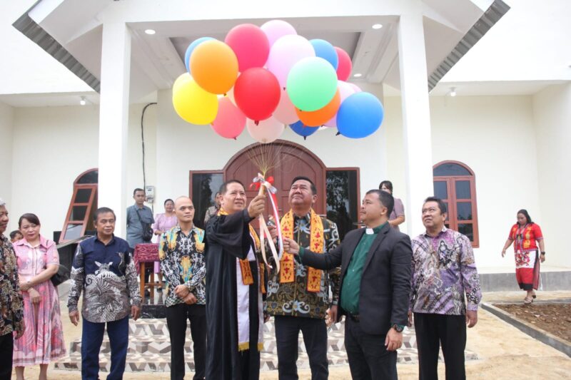 Wakil Ketua DPRD Kaltim Ekti Imanuel bersama Ketua GKII Daerah Mahakam Kutai Barat Pdt Elia Agung menahbiskan sekaligus meresmikan gedung gereja baru yang kokoh berdiri. (Foto/Hms)