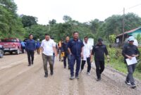 Upaya membuka keterisolasian Mahakam Ulu terus dikebut. Wakil Ketua DPRD Kaltim, Ekti Imanuel, turun langsung meninjau pembangunan Jalan Penghubung Tering–Ujoh Bilang. (Foto/Humas)