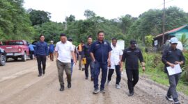 Upaya membuka keterisolasian Mahakam Ulu terus dikebut. Wakil Ketua DPRD Kaltim, Ekti Imanuel, turun langsung meninjau pembangunan Jalan Penghubung Tering–Ujoh Bilang. (Foto/Humas)
