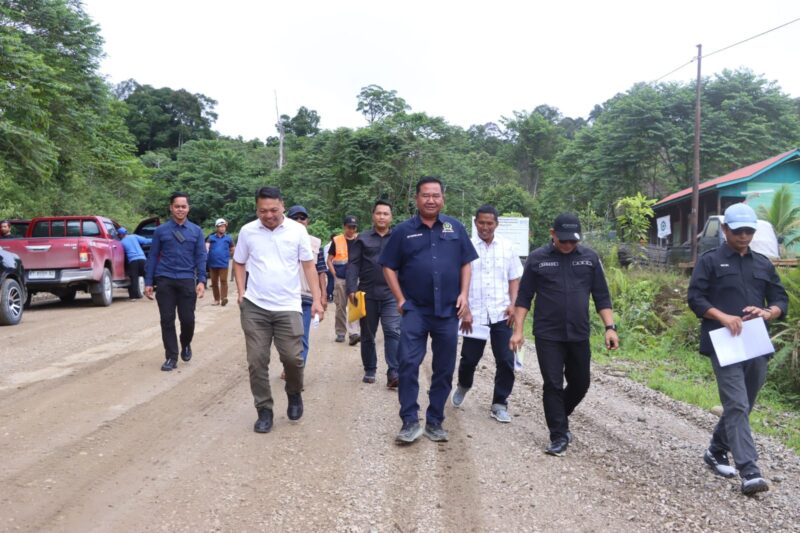 Upaya membuka keterisolasian Mahakam Ulu terus dikebut. Wakil Ketua DPRD Kaltim, Ekti Imanuel, turun langsung meninjau pembangunan Jalan Penghubung Tering–Ujoh Bilang. (Foto/Humas)