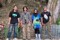 Mulkian Pawra (ujung kiri) bersama tim ekspedisi Suara Sunyi IMPIB Makassar. (ist)