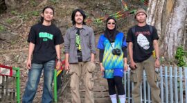 Mulkian Pawra (ujung kiri) bersama tim ekspedisi Suara Sunyi IMPIB Makassar. (ist)