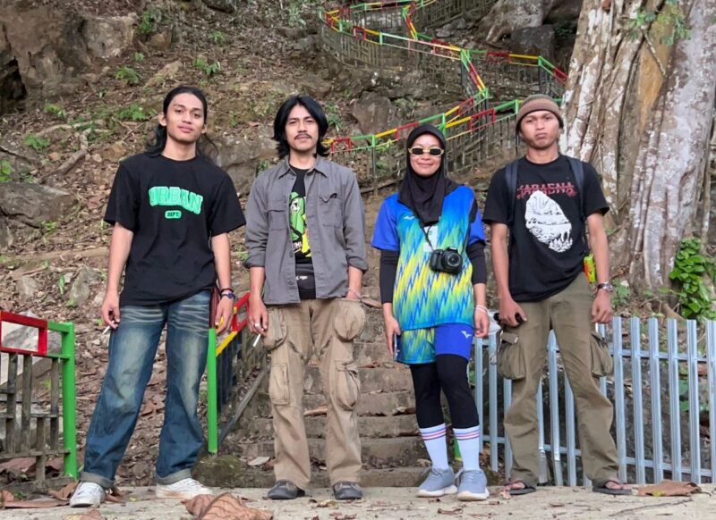 Mulkian Pawra (ujung kiri) bersama tim ekspedisi Suara Sunyi IMPIB Makassar. (ist)