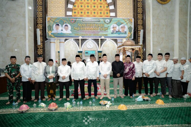 Bapak Bupati Bersama Kakang Kamenag Bangai menghadiri acara maulid Nabi Muhammad SAW di Masjid An-Nur Luwuk, Jumat (5/9). (ist)