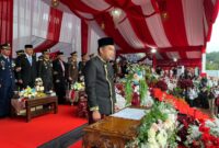 Ketua DPRD Kaltim Hasanuddin Mas’ud memimpin langsung pembacaan Teks Proklamasi Kemerdekaan Republik Indonesia. (Foto/Hms)