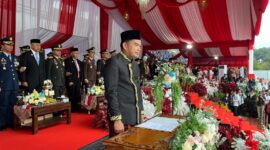 Ketua DPRD Kaltim Hasanuddin Mas’ud memimpin langsung pembacaan Teks Proklamasi Kemerdekaan Republik Indonesia. (Foto/Hms)