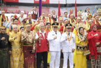 Anggota DPRD Kaltim Yusuf Mustafa dan La Ode Nasir hadir dengan pakaian adat dalam gelaran Peringatan Detik-Detik Proklamasi Kemerdekaan RI ke-80 di Balikpapan. (Foto/Hms)