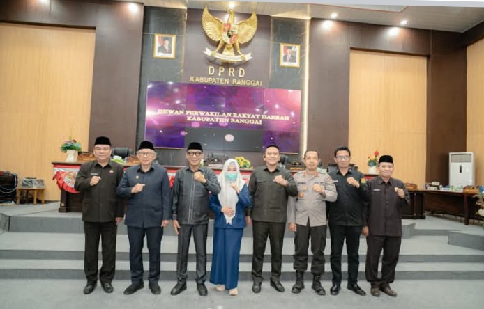 Foto bersama unsur Forkopimda Banggai disela-sela rapat paripurna penetapan APBD Perubahan 2025. (ist)