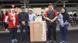 Sekitar 300 peserta dilepas Wakil Ketua Komisi II DPRD Kaltim Sapto Setyo Pramono bersama Anggota Komisi III Husin Djufri dalam kegiatan jalan santai memperingati HUT ke-80 RI. (Foto/Hms)