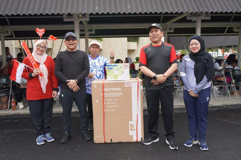Sekitar 300 peserta dilepas Wakil Ketua Komisi II DPRD Kaltim Sapto Setyo Pramono bersama Anggota Komisi III Husin Djufri dalam kegiatan jalan santai memperingati HUT ke-80 RI. (Foto/Hms)