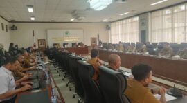 Komisi I dan Komisi II DPRD Kaltim menggelar Rapat Dengar Pendapat (RDP) bersama Pemprov Kaltim dan perwakilan tenaga bakti di ruang rapat Gedung E. (Foto/Hms)
