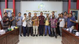 
Konflik agraria antara warga Kampung Intu Lingau, Kecamatan Nyuatan, Kutai Barat, dengan perusahaan sawit PT Borneo Daya Lestari Raya (BDLR) dibahas DPRD Kaltim. (Foto/Hms)
