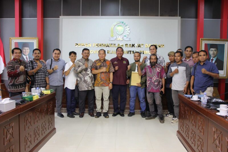 
Konflik agraria antara warga Kampung Intu Lingau, Kecamatan Nyuatan, Kutai Barat, dengan perusahaan sawit PT Borneo Daya Lestari Raya (BDLR) dibahas DPRD Kaltim. (Foto/Hms)
