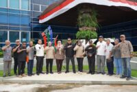 
Komisi III DPRD Kaltim meninjau langsung kondisi infrastruktur jalan menuju Kaltim Kariangau Terminal (KKT) di Balikpapan. (Foto/Hms)
