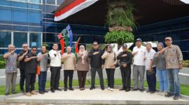 
Komisi III DPRD Kaltim meninjau langsung kondisi infrastruktur jalan menuju Kaltim Kariangau Terminal (KKT) di Balikpapan. (Foto/Hms)
