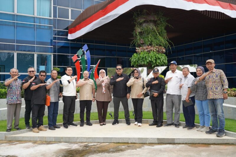 
Komisi III DPRD Kaltim meninjau langsung kondisi infrastruktur jalan menuju Kaltim Kariangau Terminal (KKT) di Balikpapan. (Foto/Hms)
