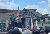 Ketua DPRD Kaltim Hasanuddin Mas’ud, didampingi sejumlah anggota dewan seperti Abdul Giaz, Husni Fachruddin, Damayanti, Henry Pailan, dan Subandi, hadir sekitar pukul 14.30 Wita. (Foto/Diksiku)