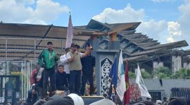 Ketua DPRD Kaltim Hasanuddin Mas’ud, didampingi sejumlah anggota dewan seperti Abdul Giaz, Husni Fachruddin, Damayanti, Henry Pailan, dan Subandi, hadir sekitar pukul 14.30 Wita. (Foto/Diksiku)