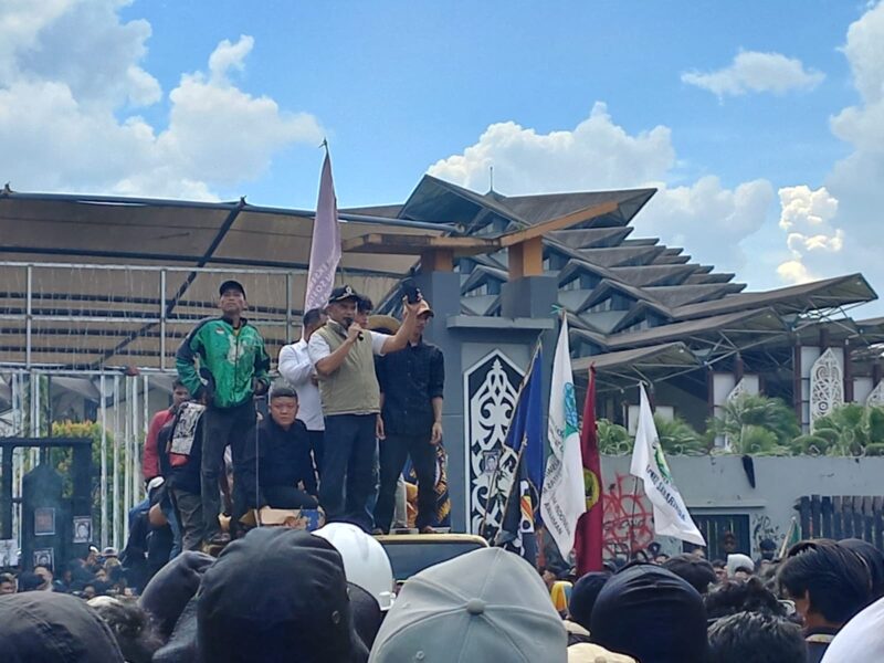 Ketua DPRD Kaltim Hasanuddin Mas’ud, didampingi sejumlah anggota dewan seperti Abdul Giaz, Husni Fachruddin, Damayanti, Henry Pailan, dan Subandi, hadir sekitar pukul 14.30 Wita. (Foto/Diksiku)