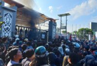 Suasana Demonstrasi pada Senin, 1 September 2025. Massa membakar ban di depan pintu masuk utama Sekretariat DPRD Kaltim. (Foto/Diksiku)