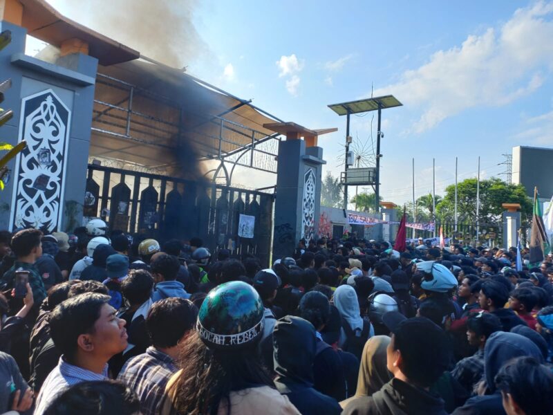 Suasana Demonstrasi pada Senin, 1 September 2025. Massa membakar ban di depan pintu masuk utama Sekretariat DPRD Kaltim. (Foto/Diksiku)