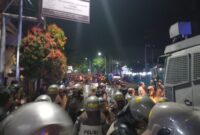 Aksi demonstrasi di depang Gedung DPRD Kaltim dipukul mundur polisi. (Foto/Diksi)