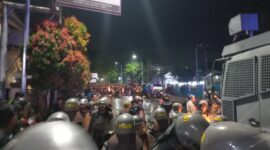 Aksi demonstrasi di depang Gedung DPRD Kaltim dipukul mundur polisi. (Foto/Diksi)