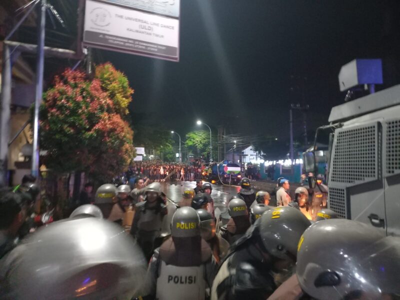 Aksi demonstrasi di depang Gedung DPRD Kaltim dipukul mundur polisi. (Foto/Diksi)
