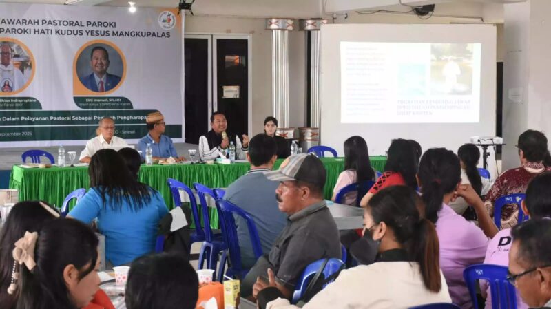 Wakil Ketua DPRD Kaltim, Ekti Imanuel, hadir sebagai narasumber dalam kegiatan yang digelar Paroki Hati Kudus Yesus (HKY) Mangkupalas, Samarinda. (Foto/Hms)