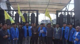 Sejumlah mahasiswa yang tergabung dalam PKC-PMII Kaltim menggelar aksi unjuk rasa di depan Kantor DPRD Kaltim, Senin (15/9). (Foto/Hms)