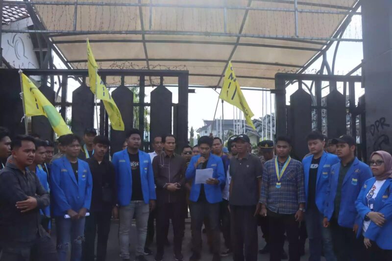 Sejumlah mahasiswa yang tergabung dalam PKC-PMII Kaltim menggelar aksi unjuk rasa di depan Kantor DPRD Kaltim, Senin (15/9). (Foto/Hms)