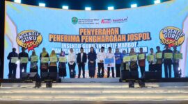 Mewakili Pimpinan DPRD Kaltim, Anggota DPRD La Ode Nasir bersama koleganya Andi Faisal Assegaf dan Baharuddin Muin hadir dalam penyerahan penghargaan Program Jospol oleh Gubernur Kaltim Rudy Mas’ud, di BSCC Dome. (Foto/Hms)