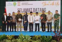 Mewakili Pimpinan DPRD Kaltim, Anggota DPRD La Ode Nasir mendampingi Gubernur Kaltim Rudy Mas’ud meninjau SMP IT Istiqamah sekaligus menyerahkan insentif Program Jospol. (Foto/Hms)