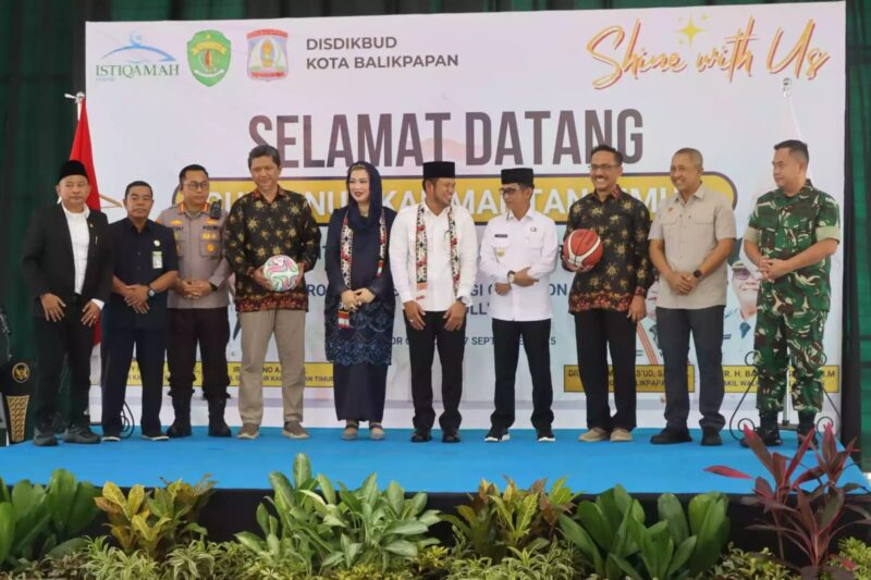 Mewakili Pimpinan DPRD Kaltim, Anggota DPRD La Ode Nasir mendampingi Gubernur Kaltim Rudy Mas’ud meninjau SMP IT Istiqamah sekaligus menyerahkan insentif Program Jospol. (Foto/Hms)