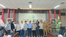 Selepas peninjauan awal September 2025, Komisi III DPRD Kalimantan Timur (Kaltim) menduga adanya penggunaan air laut dalam proyek rekonstruksi jalan di Muara Badak. (Foto/Hms)