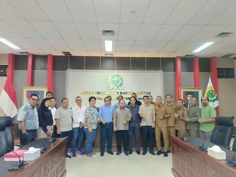 Selepas peninjauan awal September 2025, Komisi III DPRD Kalimantan Timur (Kaltim) menduga adanya penggunaan air laut dalam proyek rekonstruksi jalan di Muara Badak. (Foto/Hms)