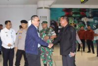 Wakil Ketua I DPRD Kalimantan Timur, Ekti Imanuel, menyambut kedatangan rombongan Komisi I DPR RI. (Foto/Hms)