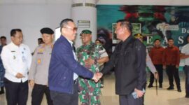 Wakil Ketua I DPRD Kalimantan Timur, Ekti Imanuel, menyambut kedatangan rombongan Komisi I DPR RI. (Foto/Hms)