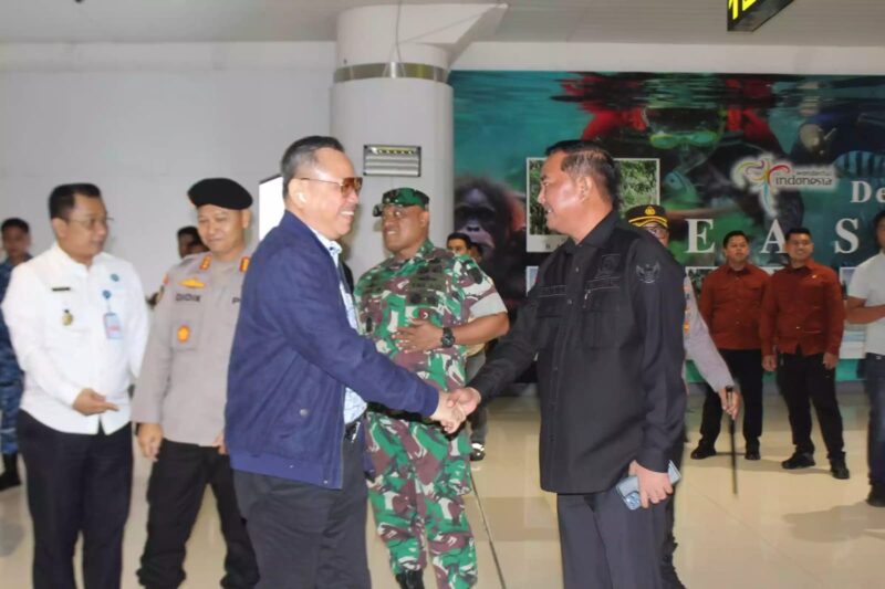 Wakil Ketua I DPRD Kalimantan Timur, Ekti Imanuel, menyambut kedatangan rombongan Komisi I DPR RI. (Foto/Hms)