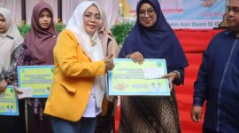 Anggota DPRD Kaltim, Syahriah Mas’ud ikut menyalurkan program Pemprov Kaltim Jospol 3 kepada guru, marbot, dan penjaga rumah ibadah di Kabupaten Paser. (Foto/Hms)